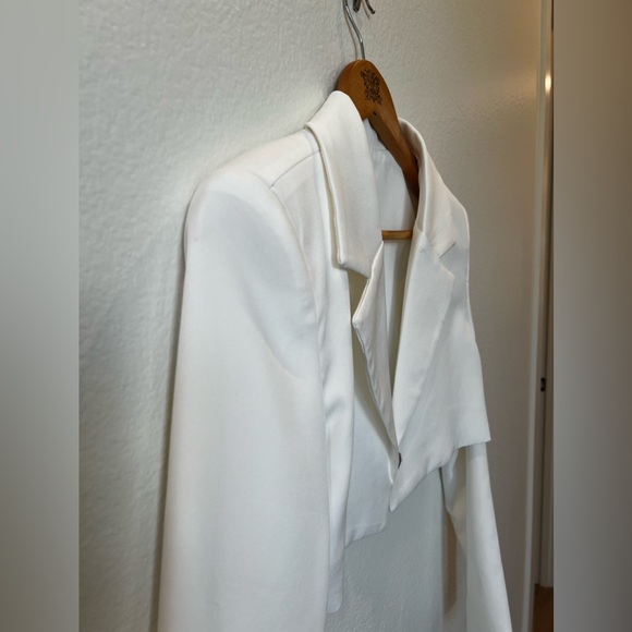 White cropped blazer with shoulder pads & white silk pants. XS - Picture 7 of 12